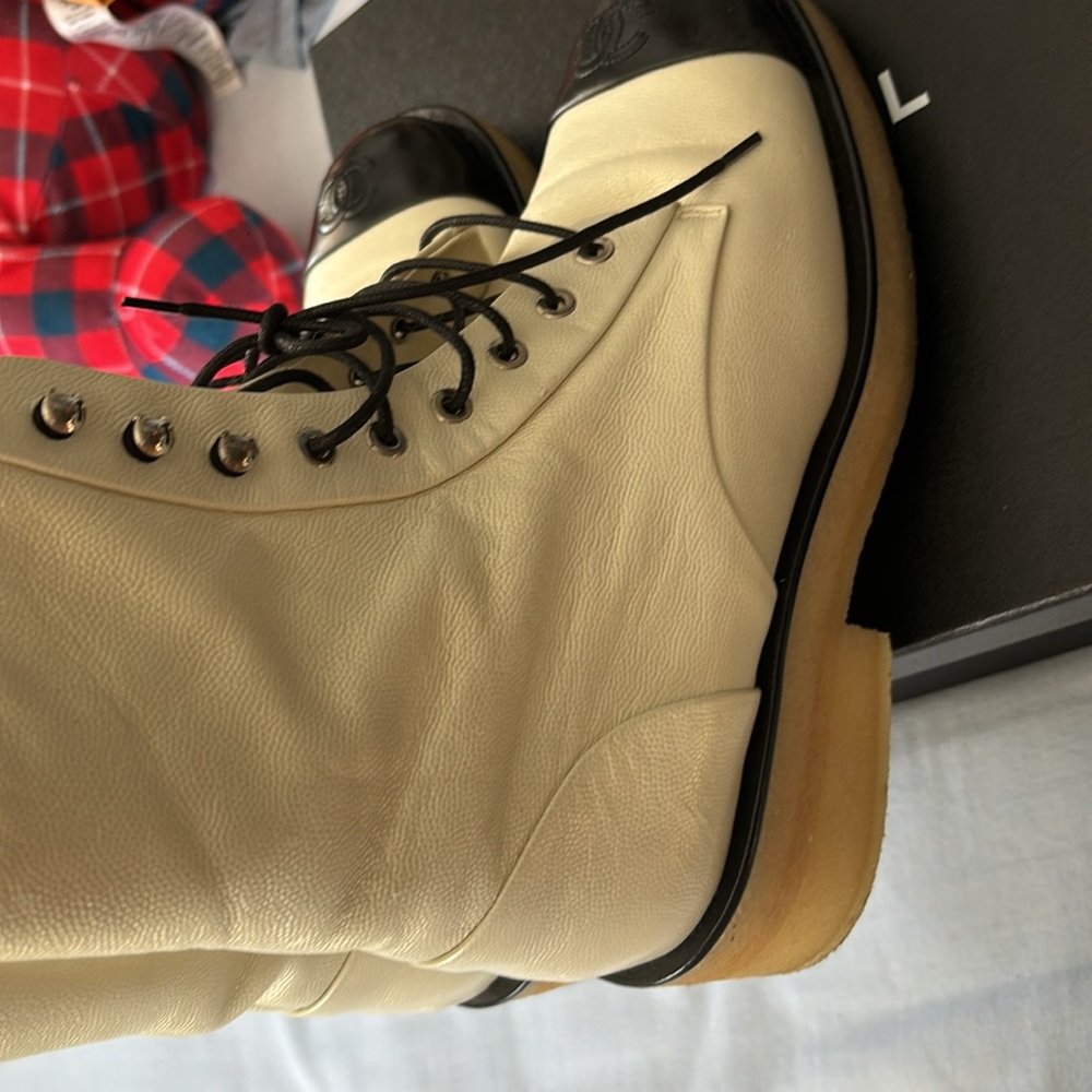 Cream and black tie up Chanel boot - Picture 10 of 11